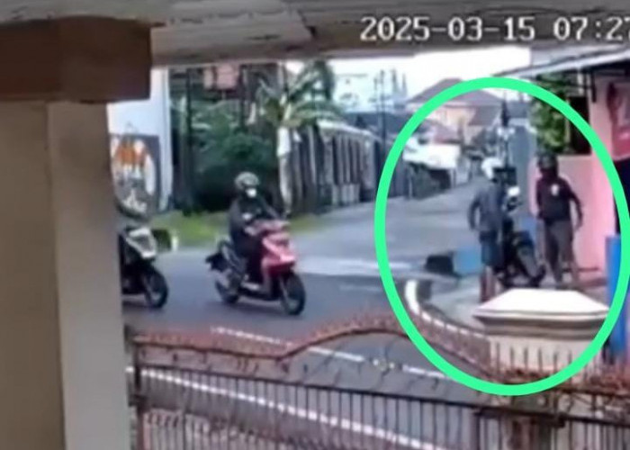 2 Pelaku Curanmor di Palembang Terekam Kamera CCTV, Masuk Rumah Warga Waktu Pagi, 'Bandit Nak Lebaran'