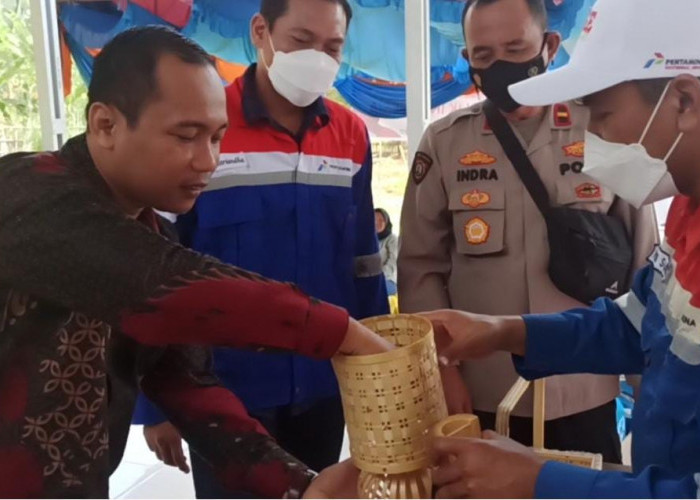 PGE Lumut Balai  Jadikan Desa Kelumpang Pilot Project Kembangkan Anyaman Bambu 