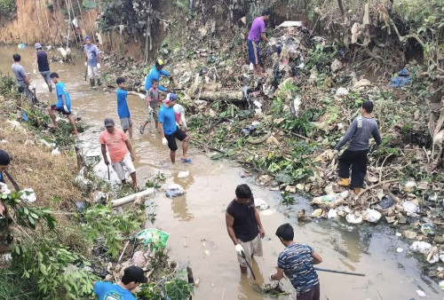 Antisipasi Banjir Dadakan, Ratusan Warga Bersihkan Sungai Abab