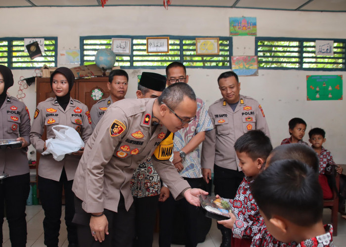 Polres dan Pemkab OKI Laksanakan Program Makan Siang Bergizi di SD Negeri 5 Kayuagung