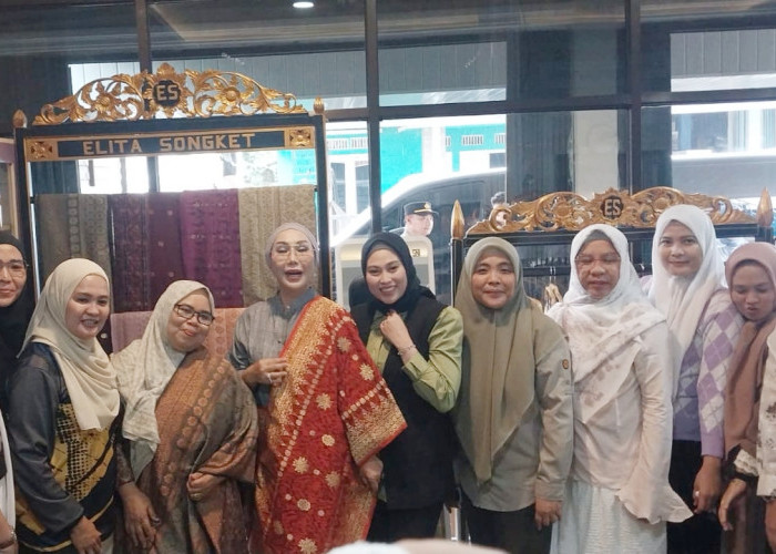 Perkenalkan UMKM Ogan Ilir, Istri Kapolda Sumsel Kunjungi Elita Songket di Tanjung Batu
