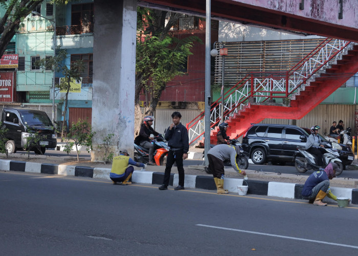 Sekda Aprizal Hasyim Tinjau Pengecatan Trotoar Sudirman, Palembang Cindo!