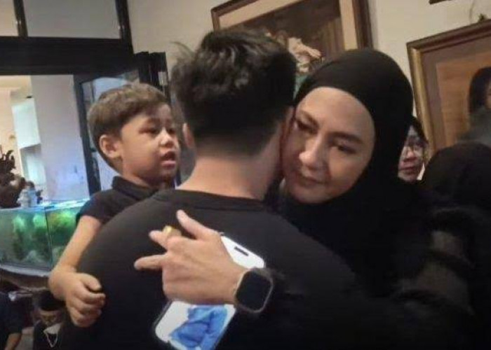 Netizen Harapkan Rujuk Usai Viral Momen Haru Paula Verhoeven Peluk Baim Wong Saat Melayat