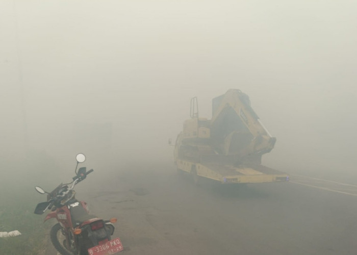 Kebakaran Lahan Sejak Kemarin, Bikin Kabut Asap Menyerang Jalan Lintas Palembang-Indralaya Ogan Ilir