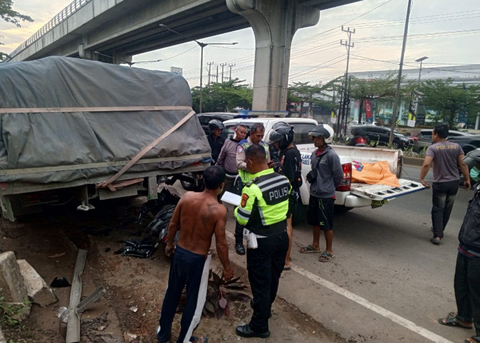 Diduga Hilang Kendali Berkendara di Waktu Subuh, Seorang Pria Meninggal di TKP Tabrak Bak Truk Parkir 