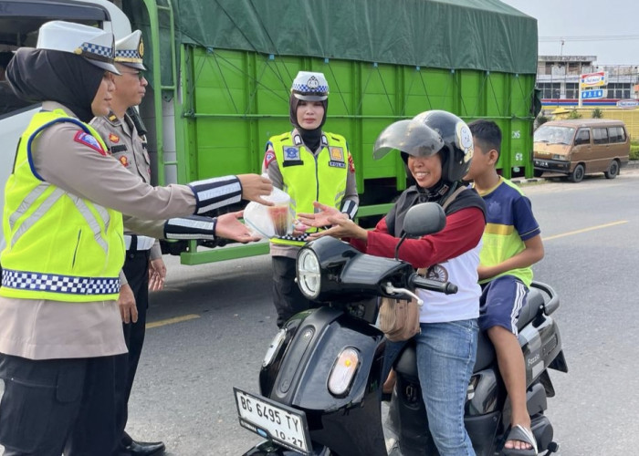 Polres Ogan Ilir Bagi-Bagi Takjil di Jalanan, Pengendara Hingga Tukang Bentor Pun Ketiban Takjil
