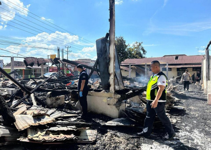 Kapolsek Tanjung Raja Dampingi Tim Inafis Polres Ogan Ilir Olah TKP Kebakaran Kantor Lurah, Selidiki Penyebab 