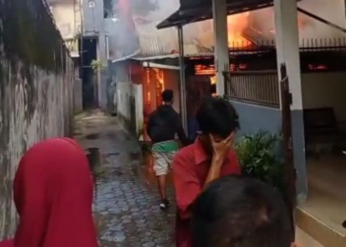 BREAKING NEWS: Rumah di Kawasan Tangga Takat Palembang Terbakar 