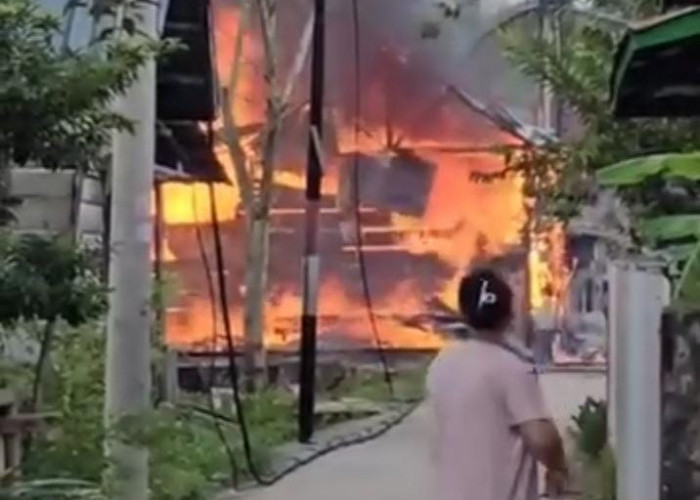 Rumah Panggung di Kertapati Dilalap Si Jago Merah, Sepeda Motor Ikut Hangus Terbakar