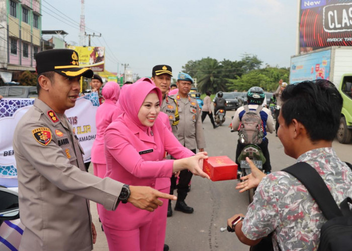 Berbagi Berkah di Bulan Suci Ramadan, Polres Ogan Ilir Bagikan Paket Takjil ke Pengendara dan Warga