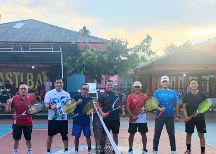 Jaga Kebugaran dan Kekompakan, Kalapas Muara Beliti Ajak Petugas Rutin Main Tenis