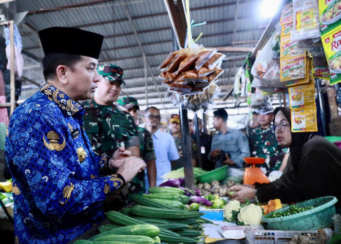 Kunjungi Pasar Lemabang dan Pasar Sekip, Pj Gubernur Agus Fatoni Cek Harga Sembako