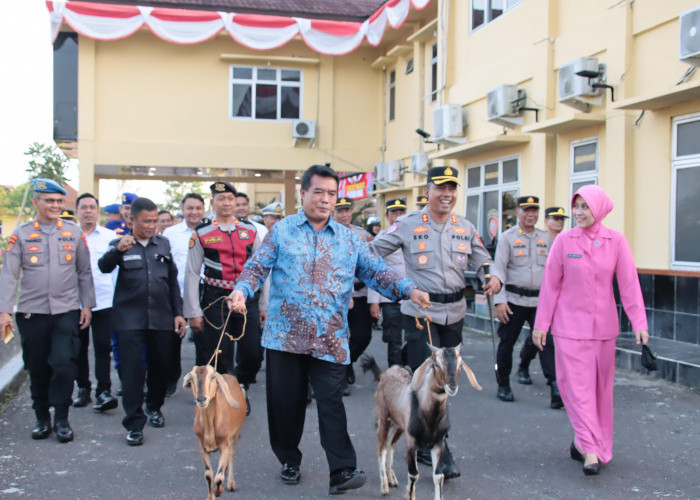Kapolres OKI Lepas Personel Memasuki Purna Tugas dengan Pemberian Sepasang Kambing