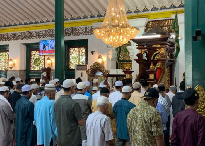 Ratusan Jemaah Laksanakan Salat Gerhana di Masjid Agung Palembang