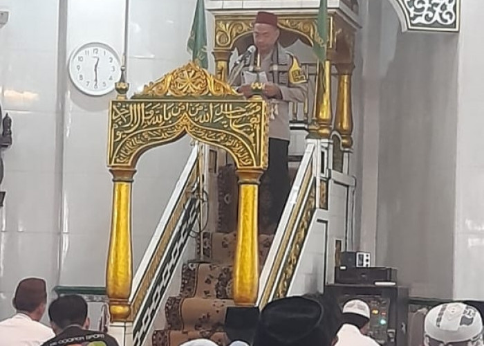 LUAR BIASA! Kapolsek Tanjung Batu Ogan Ilir Jadi Khatib Salat Jumat di Masjid Jamik Al-Falah