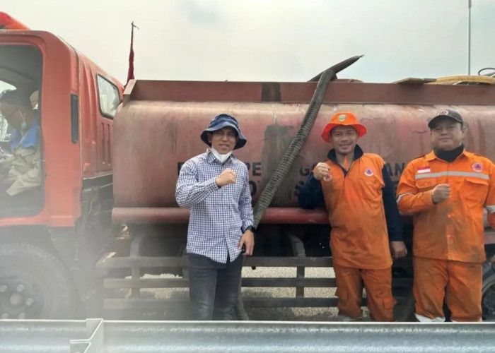 DLH Ogan Ilir Bantu Suplai Air untuk Penanganan Kebakaran Lahan, Standbykan Armada dan Personel