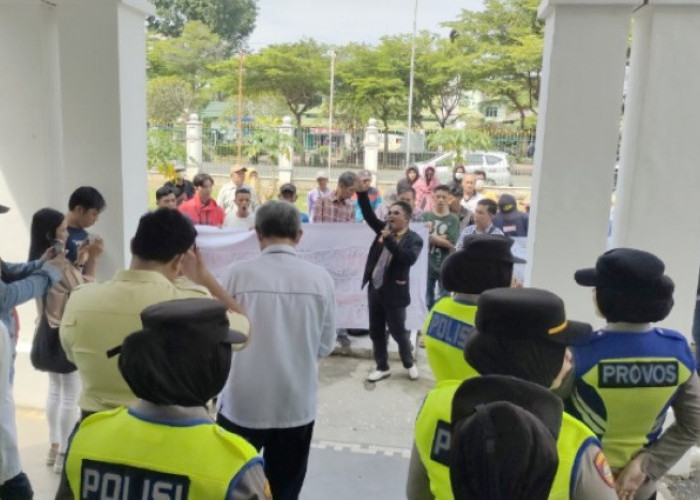 Aksi Solidaritas Sambut Sidang Putusan Praperadilan, Massa Aksi Minta Hakim Bebaskan Fitrianti Agustinda
