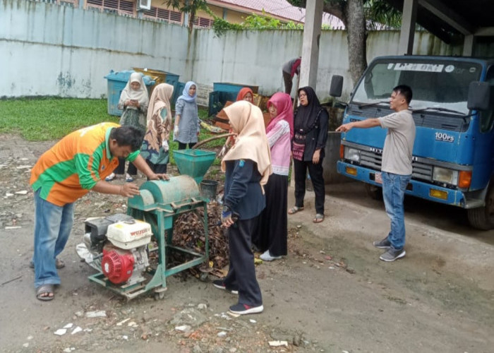 Sampah Daun di DLH OKI Dijadikan Kompos, Pegawai Sibuk Mencacah 