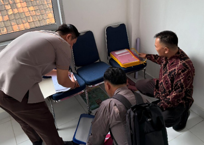 Sejumlah Foto Saat Jaksa Kejari OKU Geledah Kantor PMI di Baturaja, 1 Kontainer Dokumen Penting Disita 