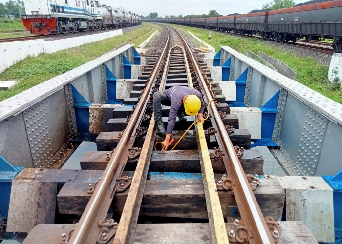 KAI Divre III Palembang Optimalkan Perawatan Jembatan Untuk Kelancaran Perjalanan Kereta Api