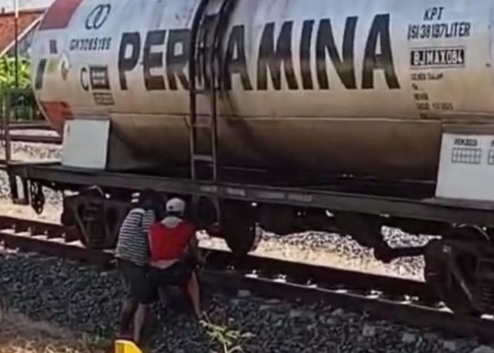 Viral, Sekelompok Orang Diduga Maling Minyak Tangki Pertamina di Jalur Rel Kereta Api Prabumulih