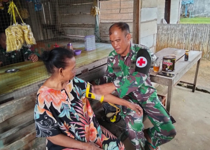 Satgas TMMD Berikan Layanan Kesehatan ke Warga Pematang Sukatani Datangi Rumah Warga Langsung
