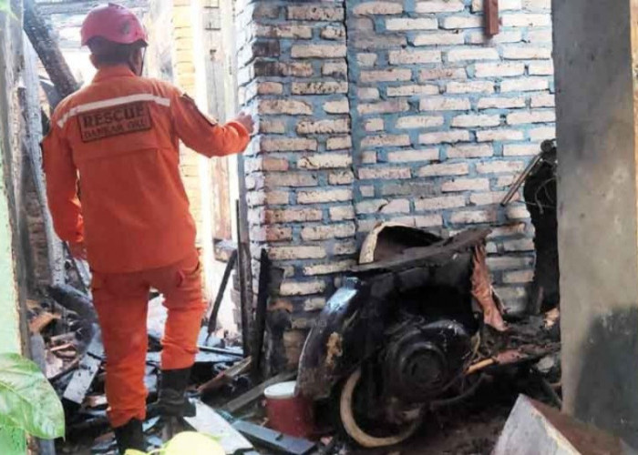 Api Lalap Rumah Panggung di Baturaja, Vespa Klasik Senilai Rp50 Jutaan Ikut Hangus Terbakar