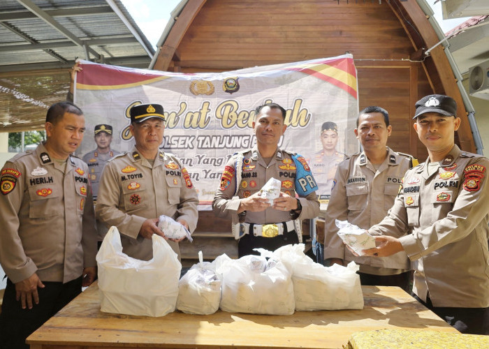 Pererat Kedekatan Polri & Masyarakat, Polsek Tanjung Batu Ogan Ilir Bagikan Makanan Gratis di Jumat Berkah