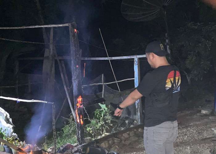 Polisi Jaga TKP Rumah Pelaku Pembunuh Adik Bupati Muratara yang Hangus Dibakar Massa Akibat Serangan Balasan  