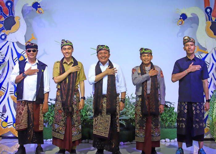 Gubernur Herman Deru Dianugerahi Gelar Pelinggih Agung, Simbol Harmoni Budaya di Sumsel