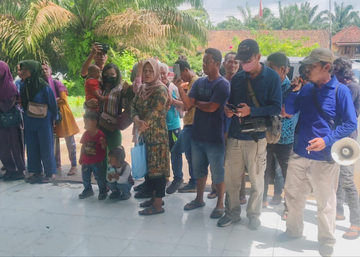 Ratusan Warga Geruduk Kantor Desa Padang Bindu, Uang Koperasi Plasma Sawit Belum Cair, Ternyata Sebabnya Ini? 