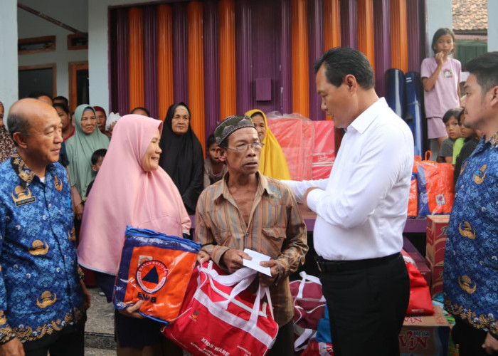 Bupati Muara Enim Serahkan Bantuan Korban Kebakaran di Desa Kepur