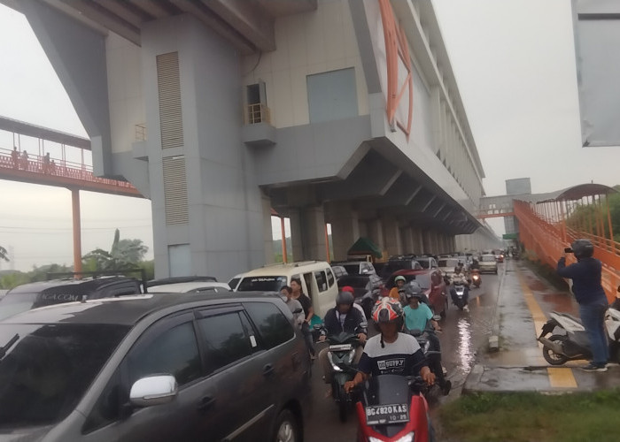 Kepadatan Kendaraan Seputaran OPI Mall Jakabaring Palembang, Jarak 100 Meter Ditempuh Setengah Jam 