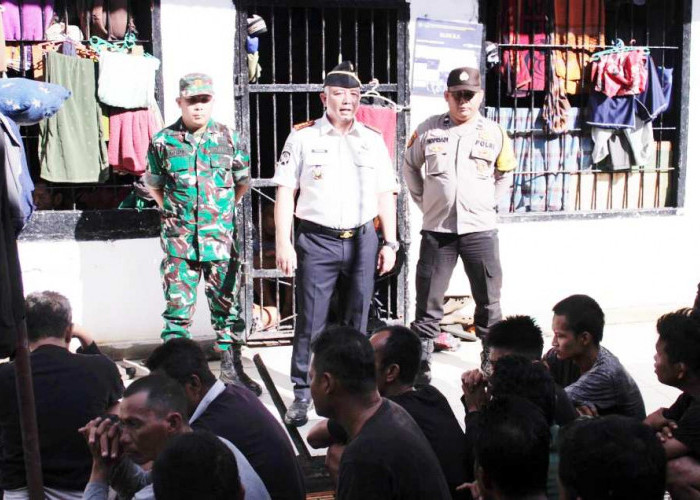 Lapas Tanjung Raja Gelar Razia Gabungan dan Tes Urine dalam Rangka Hari Bakti Pemasyarakatan ke-62