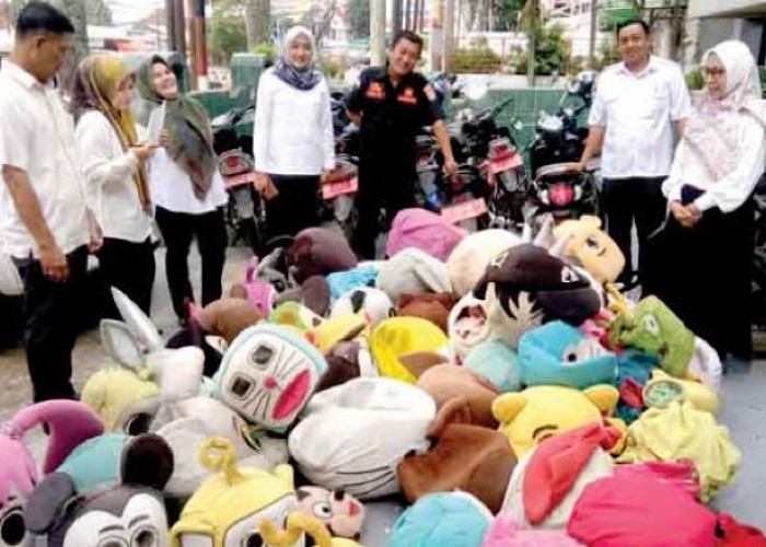 Puluhan Kostum Badut Disita, Gepeng dan Pengamen Luar Palembang Sudah Mulai Memaksa Ketok-ketok Mobil Pejabat 