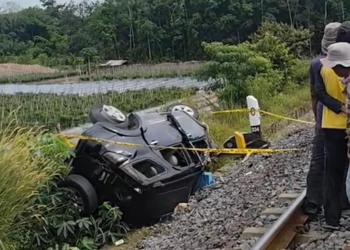 Toyota Rush Terseret Kereta Api Sejauh 300 Meter di Rel Tanpa Palang Pintu di Prabumulih, 1 Tewas, 1 Terluka