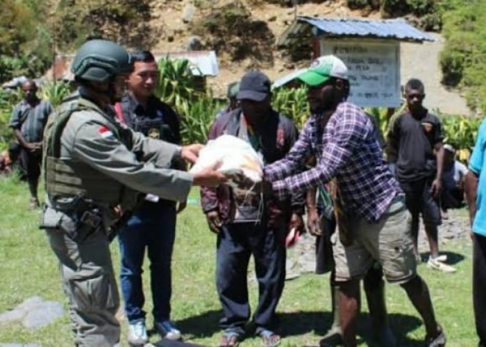 HORE! Puluhan Anggota KKB Papua di Boven Digoel Serahkan Diri, Belasan Senpi dan Ratusan Amunisi ke TNI-Polri