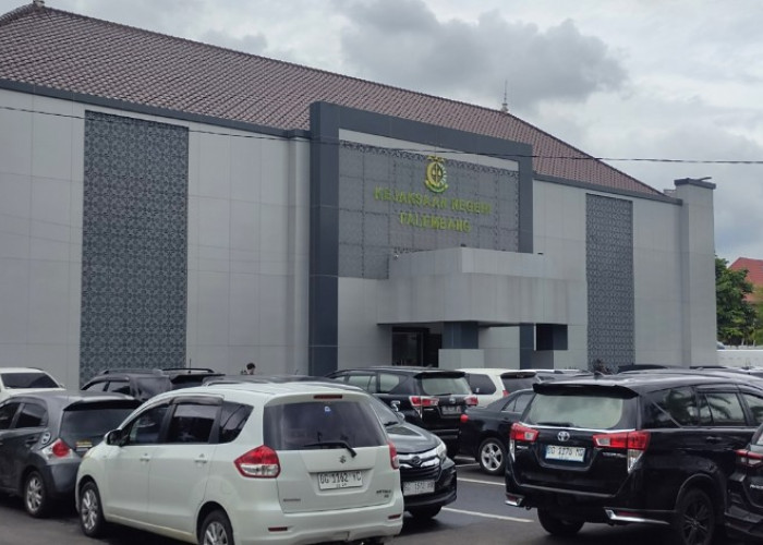 Sempat Absen, Eks Wawako Palembang Finda Akhirnya Hadir Diperiksa Sebagai Tersangka Korupsi