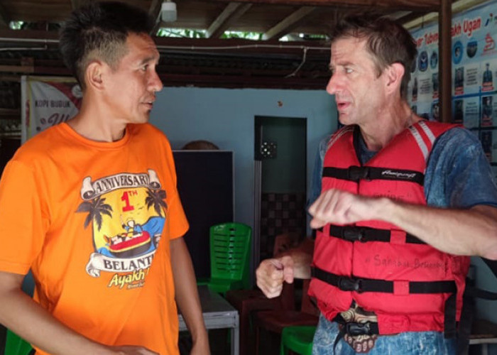 Bule Amerika Jajal Objek Wisata Belanting Desa Kelumpang OKU