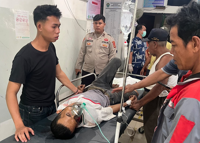 Pengendara Revo Nekat Terobos Palang Pintu Perlintasan KA Babaranjang Gunung Megang