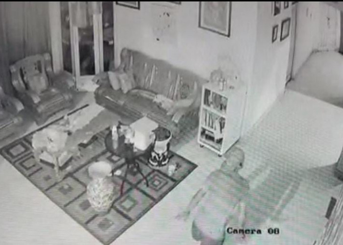 Aksi Pencurian di Rumah Berlantai 2 Terekam Kamera CCTV, iPhone 11 Promax hingga Jam Tangan Mewah Raib 