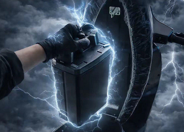 Uwinfly M90E Motor Listrik Murah Kebangetan, Bahkan Kamu Dapat 2 Baterai Utama dan Cadangan Simpan di Bagasi  