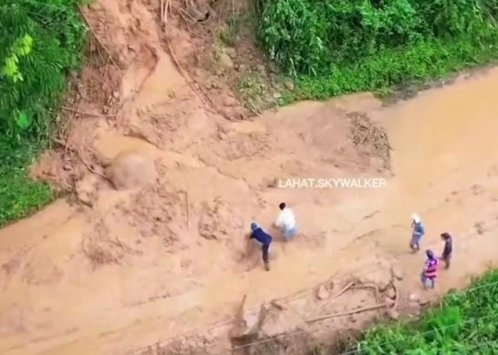  Curah Hujan Tinggi, Jalan Lintas Pagaralam-Lahat Tanjung Sakti Pumi Tertimbun Longsor