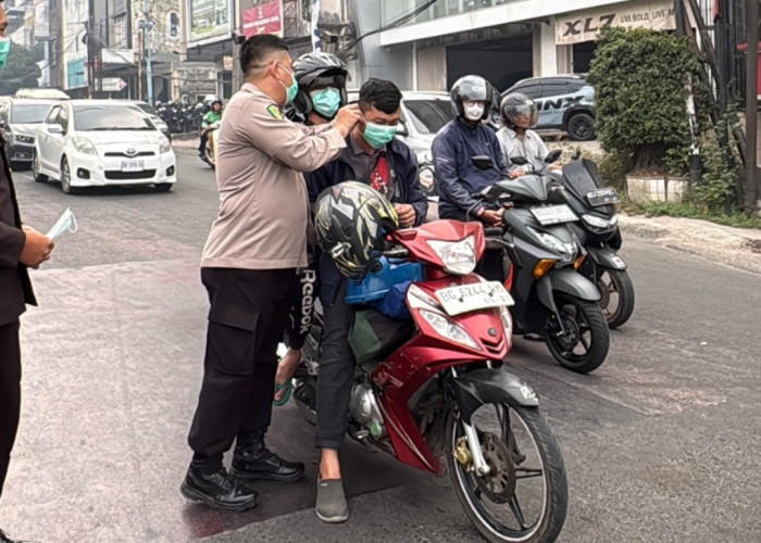 Biddokkes Polda Sumsel Bagikan 2.000 Masker di Palembang, Sasar Warga di Ruang Terbuka 