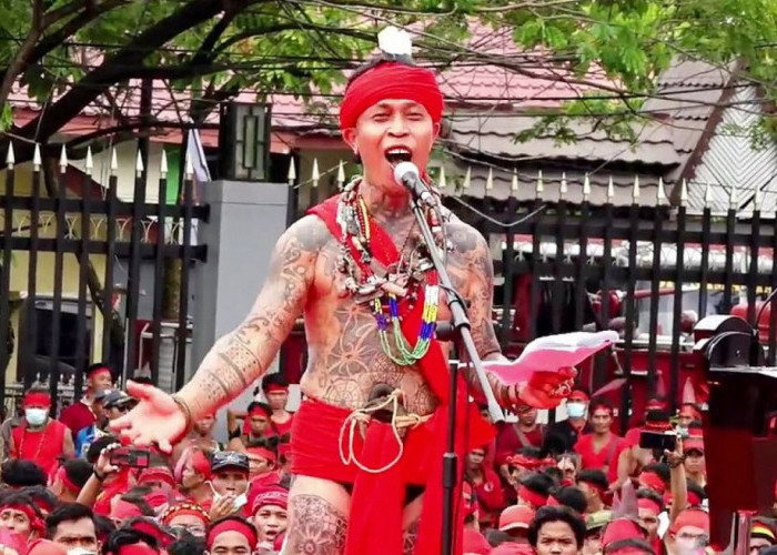 Gegara Bela Jokowi, Panglima Jilah Kini Disebut Warganet Bukan Pemimpin Dayak Lagi Tapi Panglima Jilat