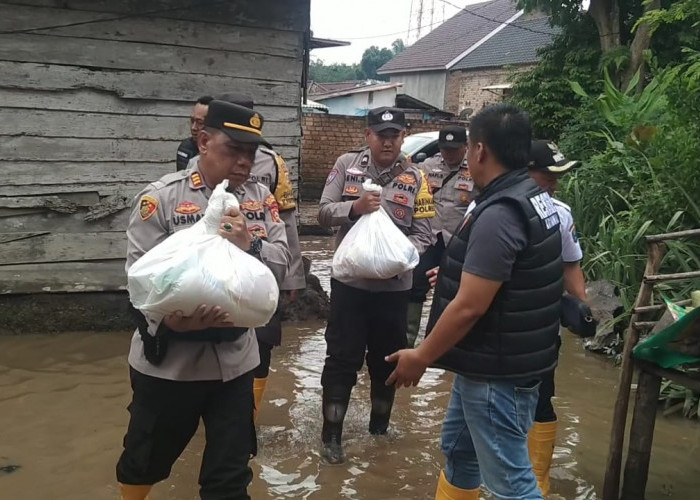 Ringankan Beban, Polsek Lempuing Bantu Warga yang Terdampak Banjir Luapan Sungai