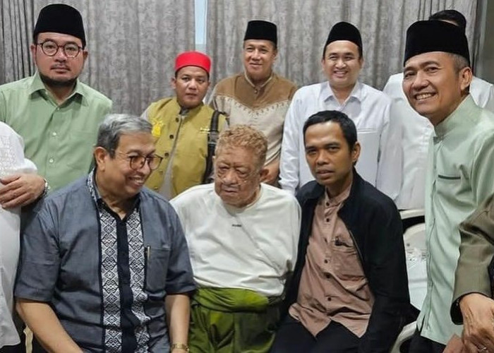 Ratu Dewa dan Prima Salam Dampingi Ustaz Abdul Somad Besuk H Alim di Rumah Sakit