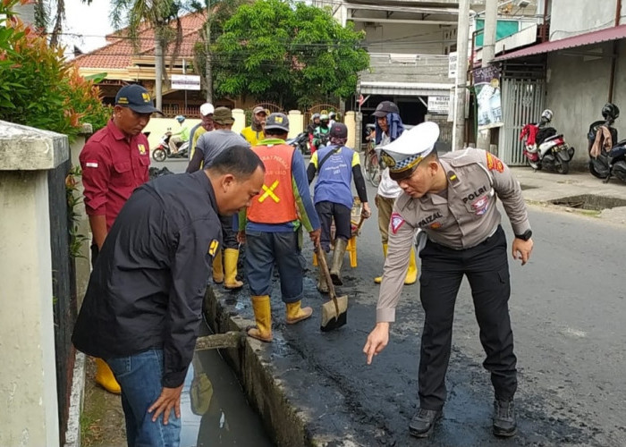 Kurangi Kemacetan, Satlantas Polrestabes Palembang - Dinas PUPR Tutup Drainase Simpang Lebak Gelora Makrayu 