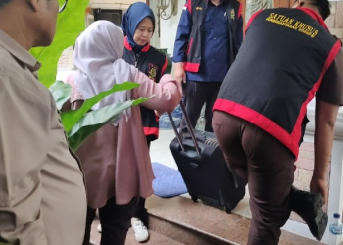 Geledah Rumah Alex Noerdin, Penyidik Kejati Amankan Satu Koper Diduga Barang Bukti Korupsi Pasar Cinde