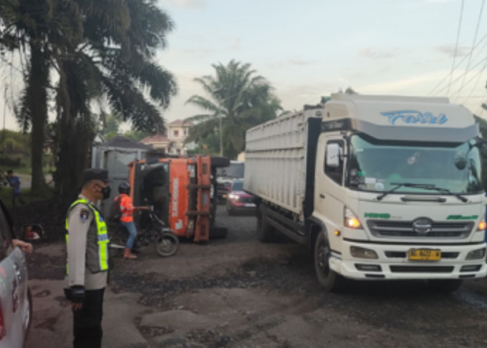 Truk Batubara PT CMA Terguling di Jalinsum Akibat Jalan Rusak, Polisi Gerak Cepat Atur Lalu Lintas